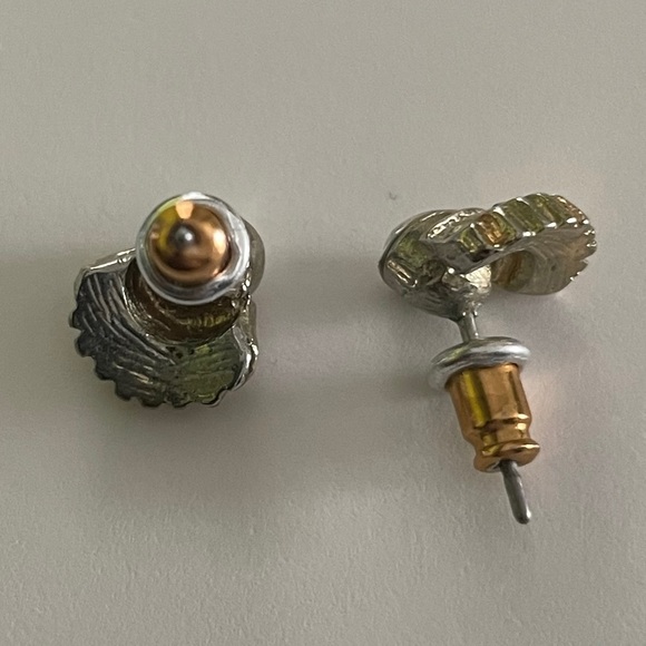 Earrings with fan detail - Picture 3 of 4